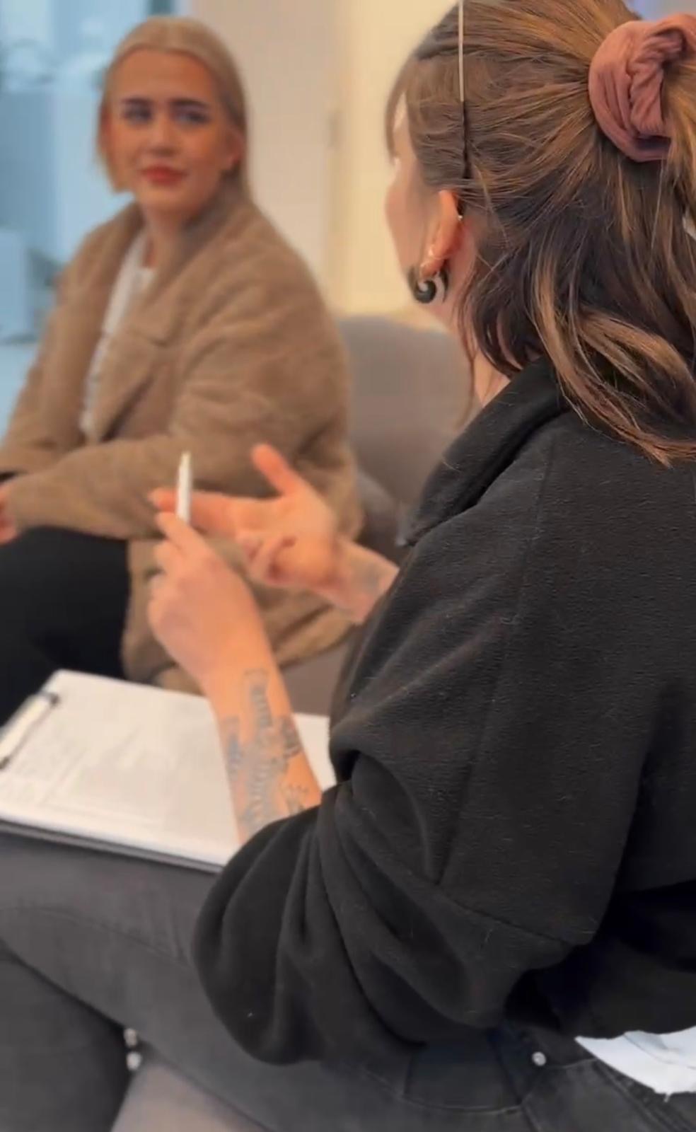 Alessa beim Beratungsgespräch mit einer Kundin